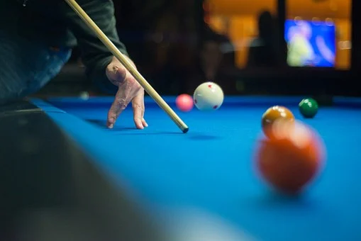 left-handed pool player