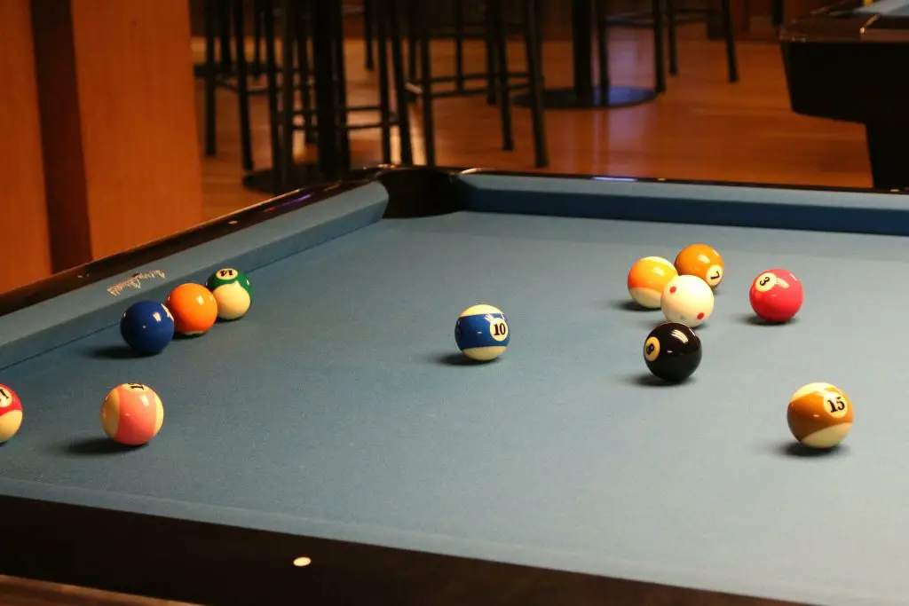 how to clean a pool table